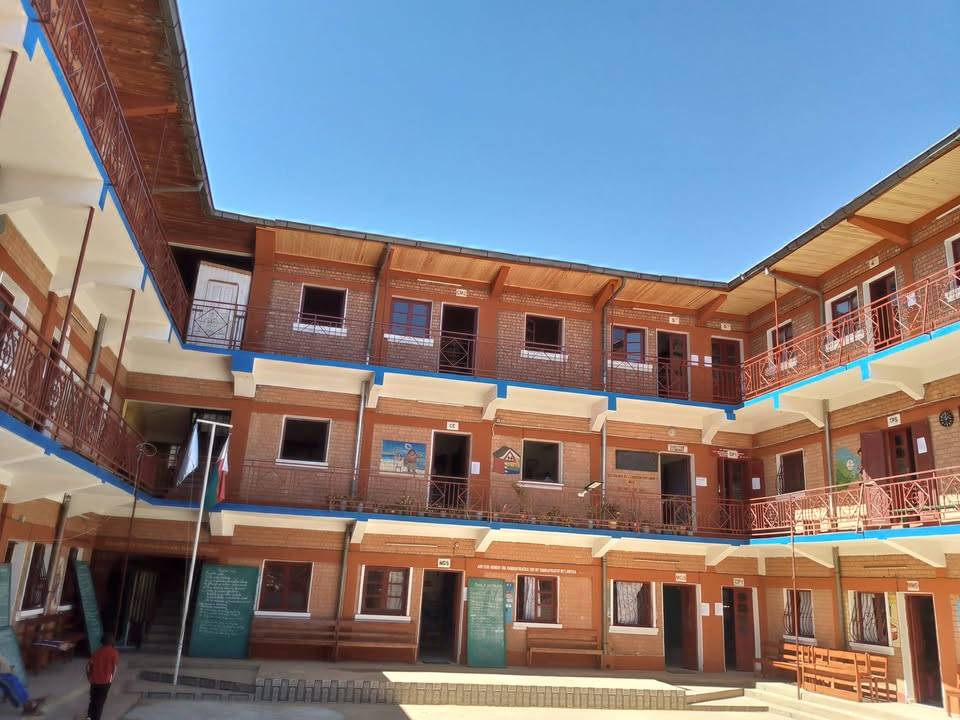 Bâtiment scolaire, surveillé en permanence